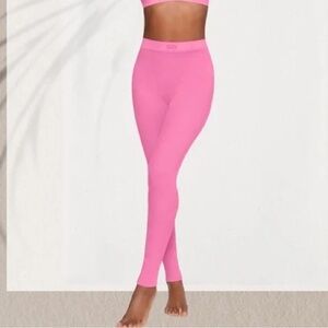 Skims Stretch Ribbed Leggings in Sugar Pink